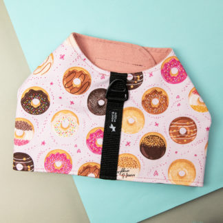 Hondentuigje in vestvorm met donuts design
