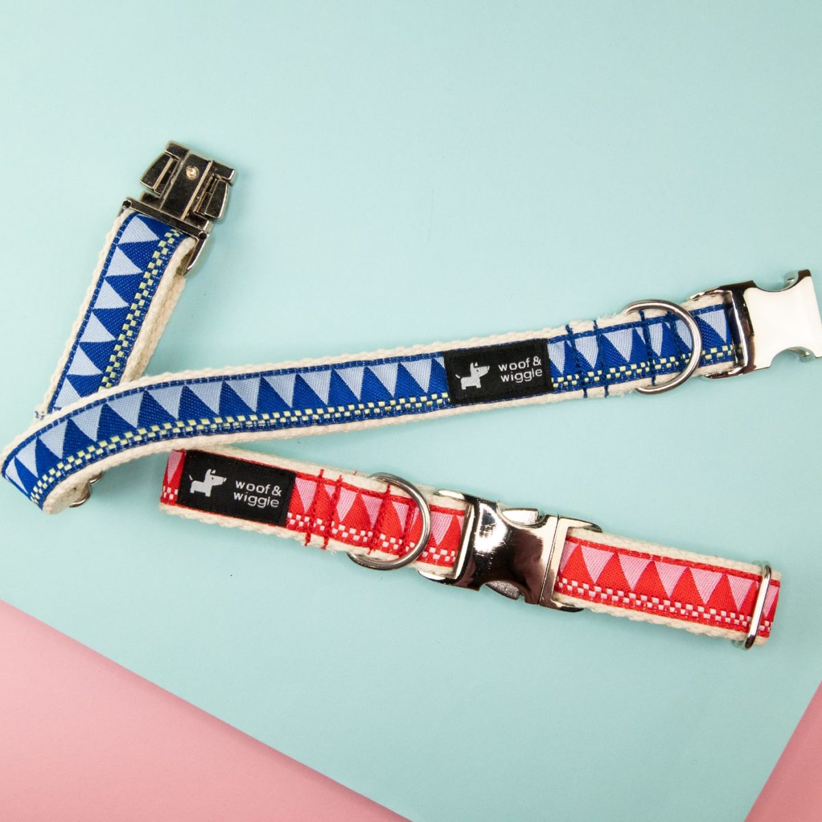 Dog collar with triangular pattern in blue or red