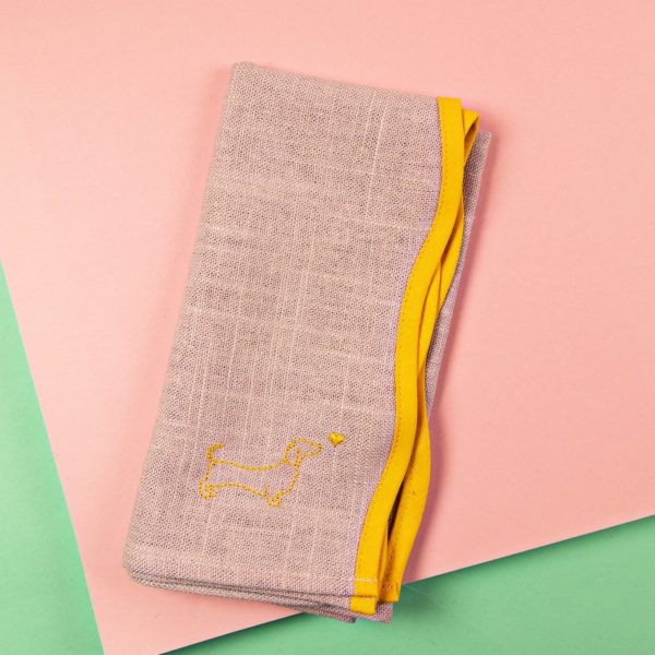 Elegante servetten met golfvorm en borduursel teckel in verschillende kleuren