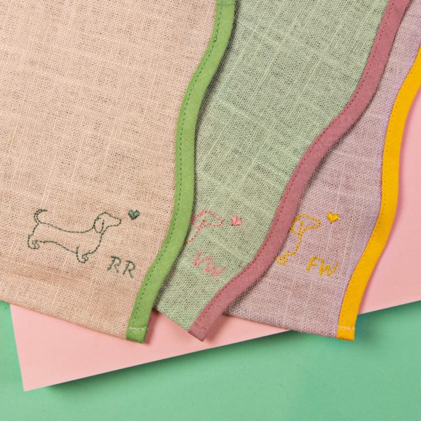 Elegante servetten met golfvorm en borduursel teckel in verschillende kleuren