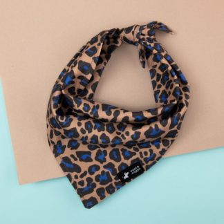 Bandana marrone per cani con stampa leopardata blu