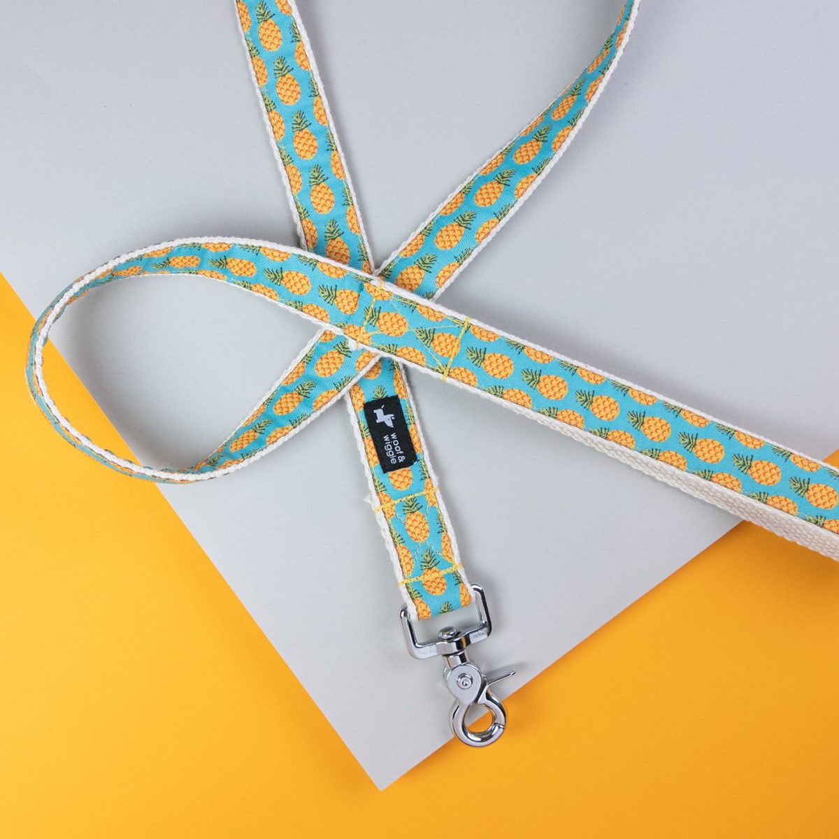 Dog leash with pineapple motif